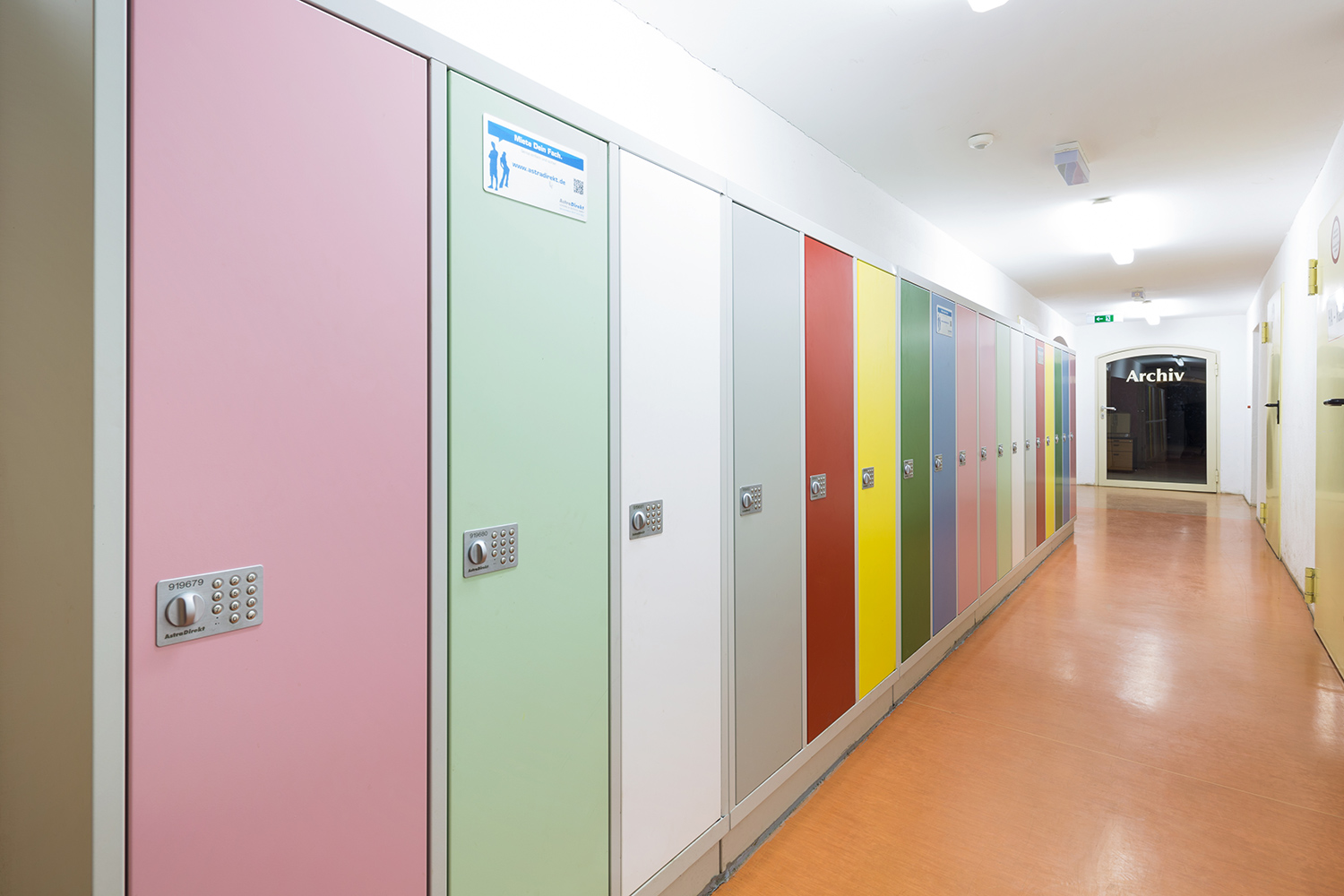 astradirect Schließfachanlagen Schutzbrief, Johann Schöner Gymnasium Karlstadt Die Schließfachanlage von astradirect Versicherung, im Johann Schöner Gymnasium in Karlstadt